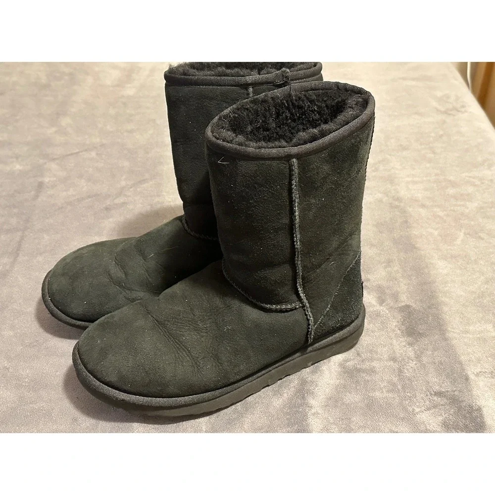 UGG Classic Short 5825 Black Sheepskin Fur Lined Winter Boots Womens 9